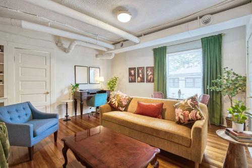 Historic 1Bdrm - Parking - Walk to Restaurants & Westport!, Kansas City