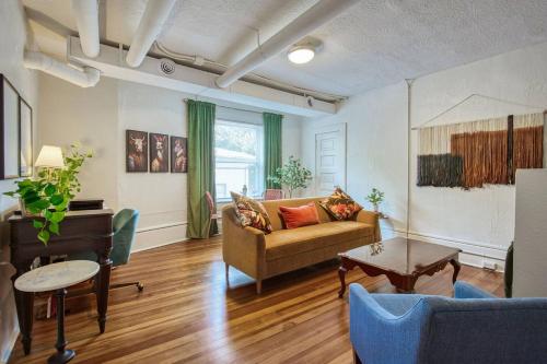 Historic 1Bdrm - Parking - Walk to Restaurants & Westport! in Kansas City, USA