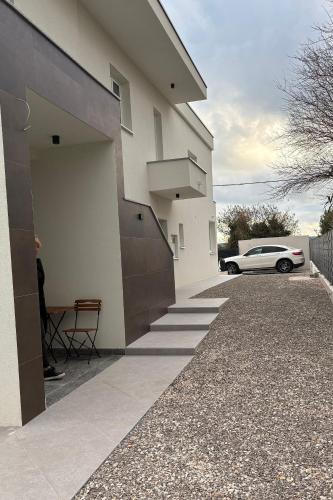 Apartments with hot tub Kastel Stafilic Kastela - 25136 - image 2