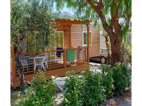 Mobilheim auf einem Campingplatz in Pietra Ligure