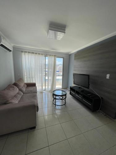 Apartamento Guarujá Enseada, 450m da praia 3 quartos, 2 banheiros, amplo – khách sạn tại Enseada