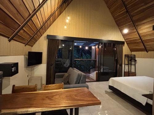 River Paradise Cabin with Private Jacuzzi, Fortuna (photo 5)