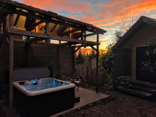 Water Views, Walk to Beach! New Hot Tub! in Clinton (WA)