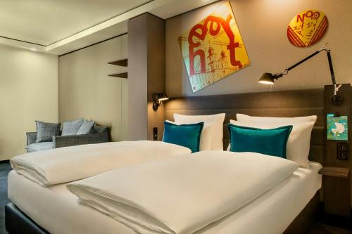 room detail thumbnail 1