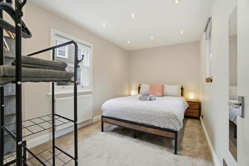 The Modern and Bright Warwick Way Apartment - image 8