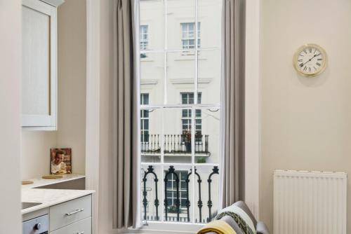 The Modern and Bright Warwick Way Apartment - image 12