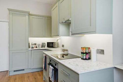 The Modern and Bright Warwick Way Apartment - main image