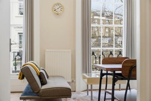 The Modern and Bright Warwick Way Apartment - image 7