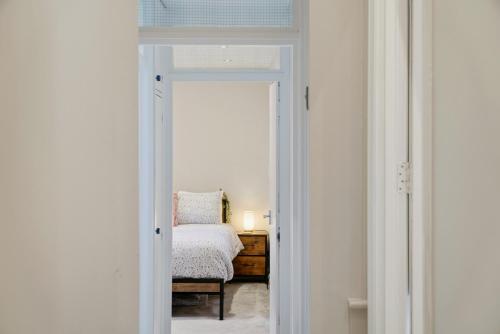 The Modern and Bright Warwick Way Apartment - image 10