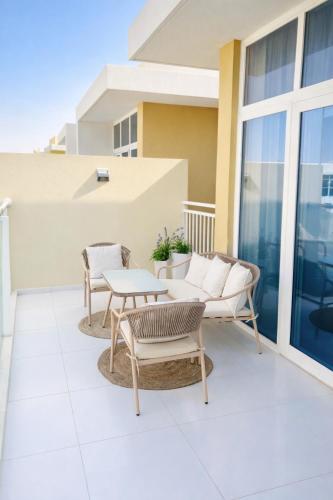 Balcony/terrace, Damac Hills 2 - Villa Victoria 3BR Townhouse Pool Front & Waterpark in Damac Hills 2