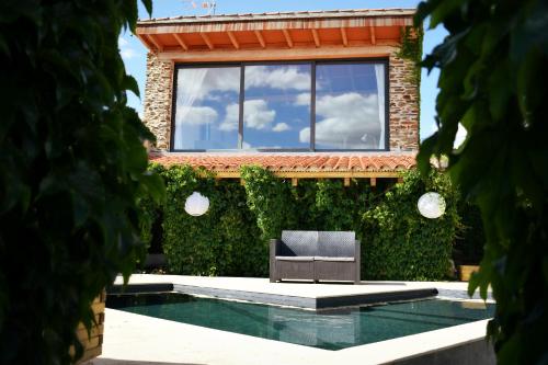 . Casa Rural El Bornizo con psicina jacuzzi climatizado barbacoa y jardín en Salamanca