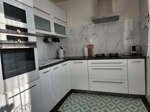 Sunny City Center Apartment, free parking in Pöstyén