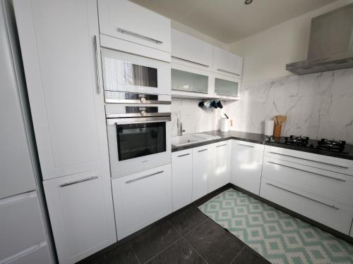 Sunny City Center Apartment, free parking in Pöstyén