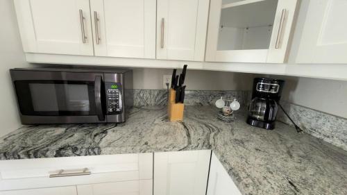 Kitchen, Casa Kampa, con 3 bedrooms and 3 bathrooms, offers a heated swimming pool and a heated spa at no ext in Golfwood Estates