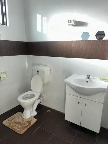 浴室, Cozy Self-contained Unit in 勞托卡