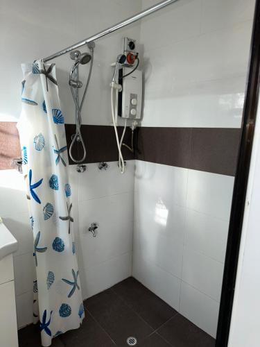 淋浴間, Cozy Self-contained Unit in 勞托卡