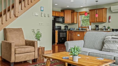Otter Banks by AvantStay Sleeps 18 Hot Tub Views Game Room in Albrightsville, USA
