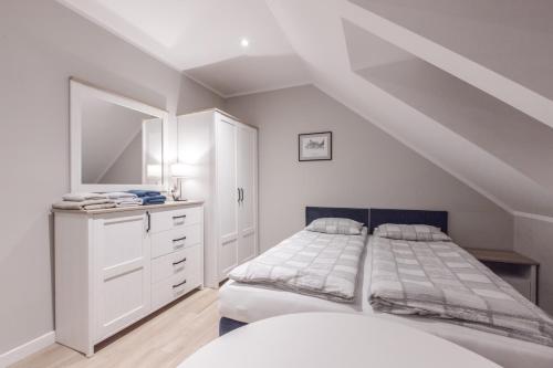 3 twin beds