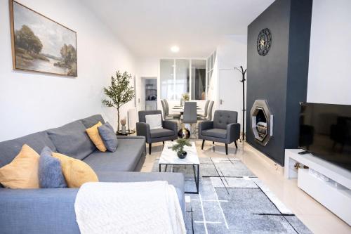 Queensway 4 Beds Home for 10 Guests gîte à louer space