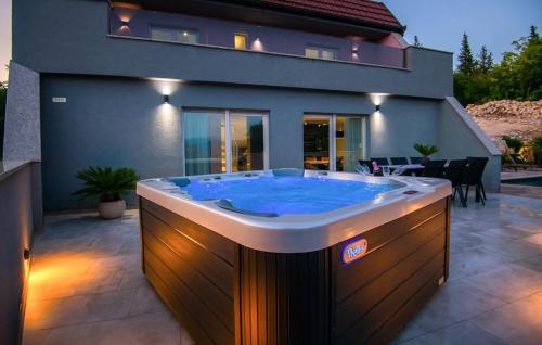 Villa I&N with saltwater pool and whirlpool in Donji Vinjani