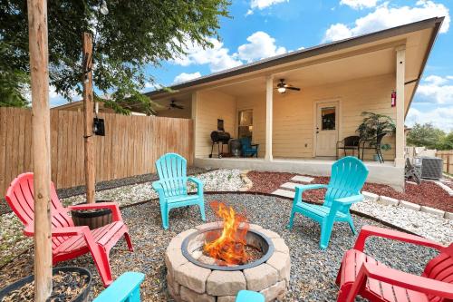 Pet-Friendly 3BR - Fire Pit & Games Near Sea World - image 5