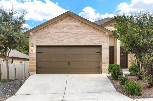 Pet-Friendly 3BR - Fire Pit & Games Near Sea World - image 3