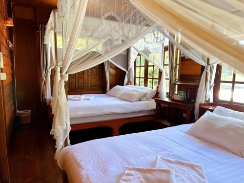 Quadruple Room with Private Bathroom