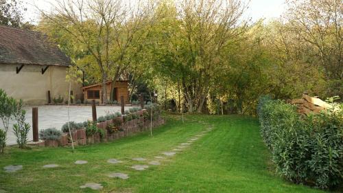 Lomb Lak Vendégház (Lomb Lak Vendeghaz) in Kozármisleny