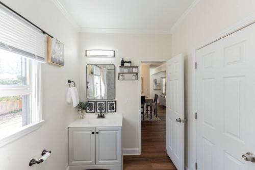 Modern 5BR House w Games & BBQ Near Mercedes-Benz Stadium & Georgia Aquarium in Browns Mill Park
