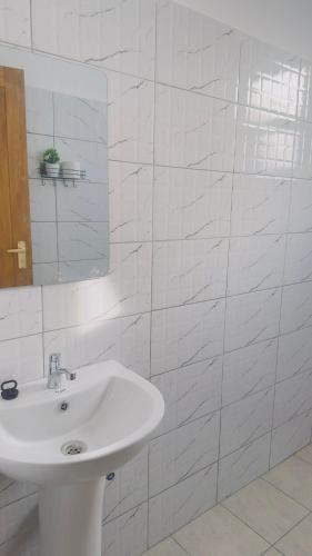 TamuTides Elegant 1 Bedroom Apartment AC & Fast Wi-Fi - image 4