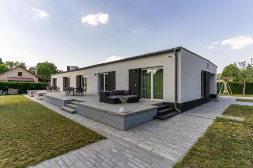 陽台/露台, KJB Vendégház Dombori (KJB Vendeghaz Dombori) in 法德 - 多姆波里