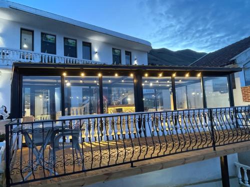 four generation hotel in Шкодер