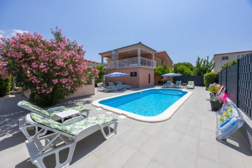 CASA di MIRJANA , Vila s Bazenom i 3 Apartmana, Parking, Kaštela,Near Split – khách sạn tại Kastel Novi