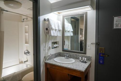 Clarion Hotel Broken Arrow - Tulsa - image 33