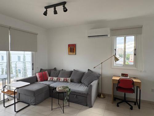 Cozy Central Stay with City Views – khách sạn tại Palouriotissa