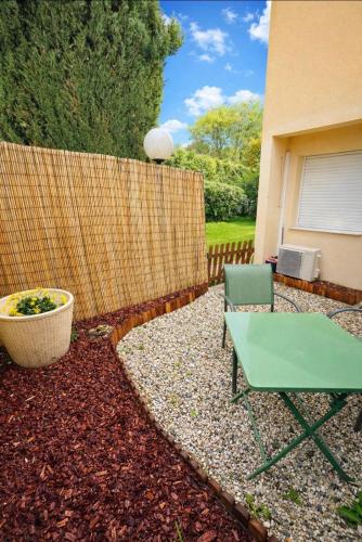 Charmant studio avec jardin – khách sạn tại Camp Long