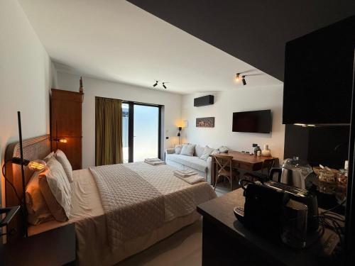 1 king bed, 1 sofa bed