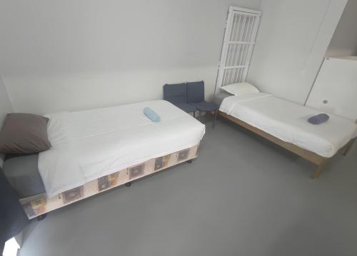 2 Double Beds, 3 Single Beds, and 2 Sofa Beds Serviced Studio in New Lynn