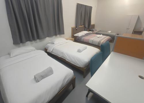 سرير, 2 Double Beds, 3 Single Beds, and 2 Sofa Beds Serviced Studio in New Lynn