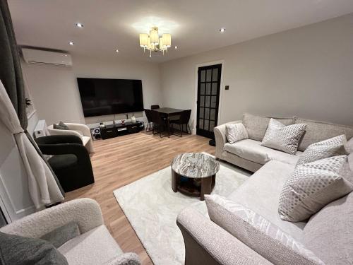 Whole House 5 min to Legoland & Windsor Castle - free parking and EV plug gîte à louer Legoland