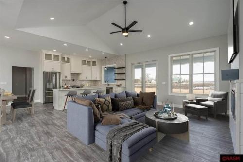Spacious Modern Retreat Sleeps 8