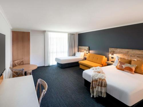 ibis Styles Orange Room Type - Queen Room with One Single Bed