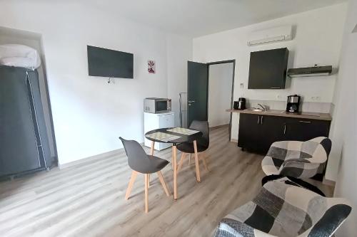 appt 4, 1er étage, un T2 avec une terrasse frontale commune dans une bâtisse de charme historique avec parking sur réservation