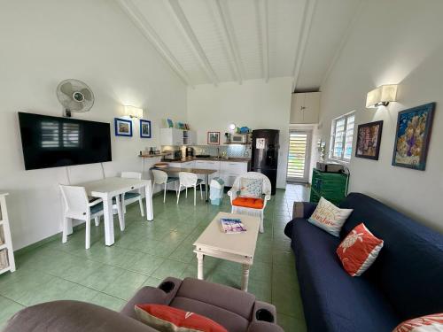 Lagoon Ocean Resort 2 bdrm/2bath with beach access in Lagun