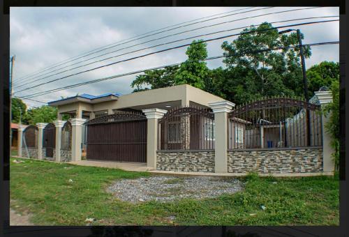 Casa Lúmina In La Ceiba (Casa Lumina In La Ceiba) in Sambo Creek