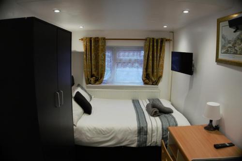 Quiet Studio with Workspace Shared Entrance for Contractors and Business Travellers