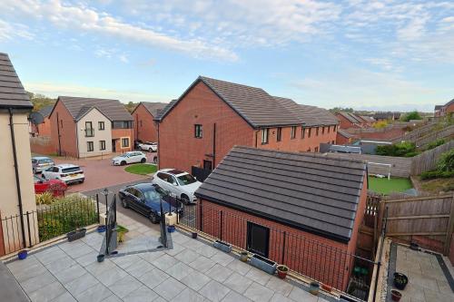 6 Bedroom Cardiff Stylist Home - 4 Free Private Parking - Ideal for Family & Contractors – khách sạn tại Pentwyn