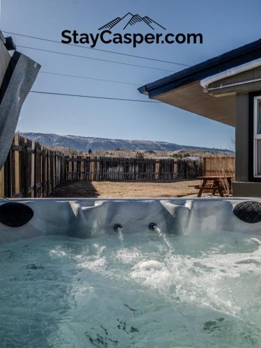 Hot Tub Big Views Private Lot RV Parking Casper in 卡斯帕