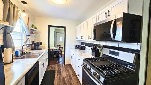Family Retreat Near MSP & MOA - Yard, Game Room in 里奇菲爾德