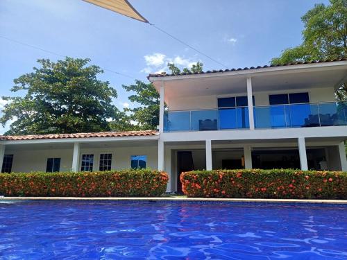 Piscina-jacuzzi-calma-comodidad-Villa Old Havana